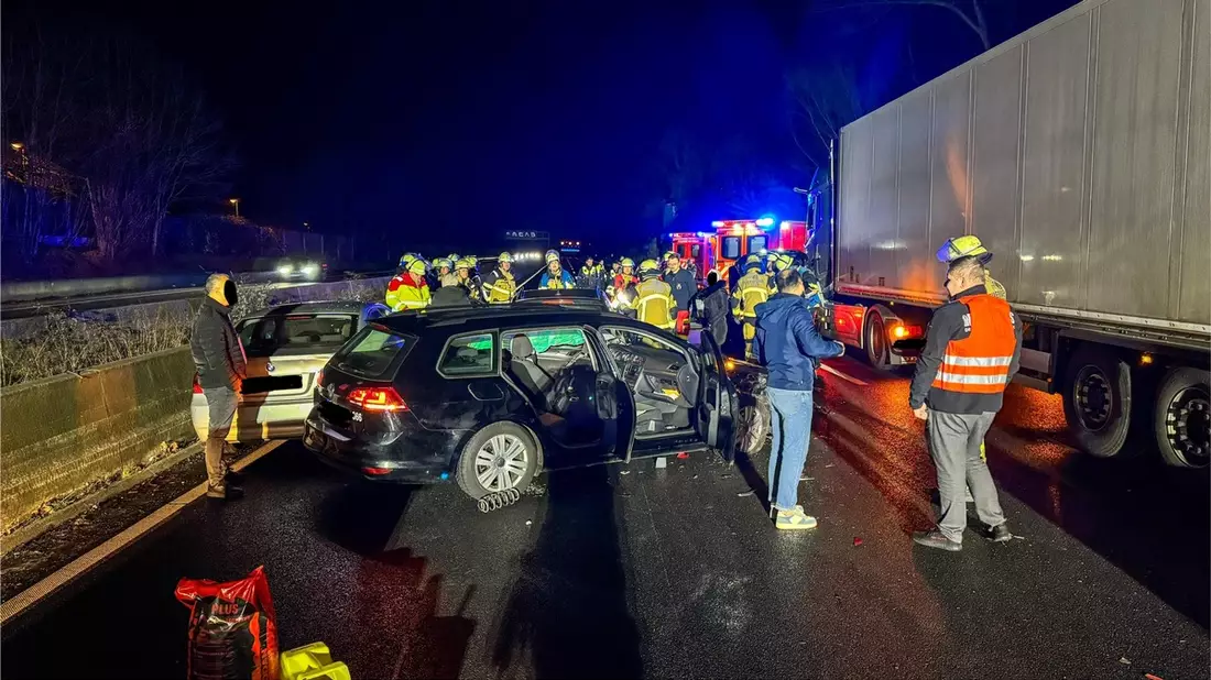 FW-E: Schwerer Verkehrsunfall auf der BAB 40 - viele Fahrzeuge beteiligt - Bild: presseportal.de