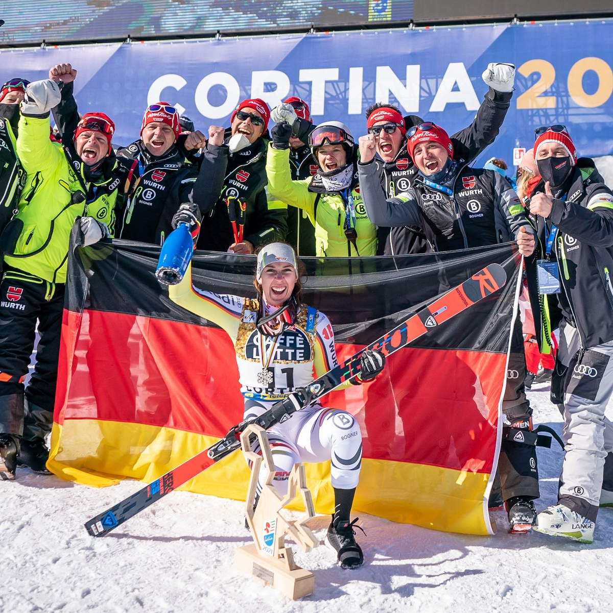 Kira Weidle bejubelt ihr Überraschungs-Silber bei der WM 2021 in Cortina. (Foto Archiv) - Foto: Michael Kappeler/dpa