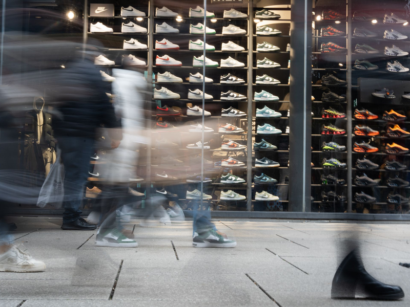 Die Schuhhändler in Deutschland haben 2024 weniger Geschäft gemacht. (Archivbild) - Foto: Etienne Dötsch/dpa