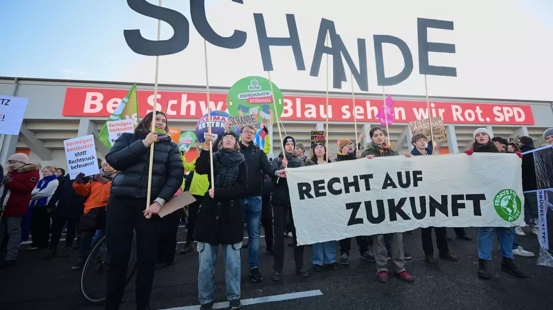 Zum Bundesparteitag der CDU ist die Polizei mit Hunderten Beamten im Einsatz. - Bild: Sebastian Christoph Gollnow/dpa