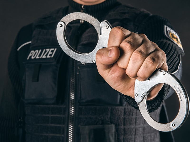 BPOL NRW: Die Abholung seines Fahrzeuges endete direkt im Arrest - Bundespolizei nimmt international gesuchten Straftäter fest - Foto: presseportal.de