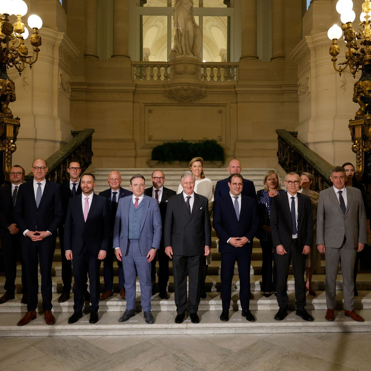 Der Name der Arizona-Koalition ergibt sich aus den Farben der Parteien, die mit denen der Flagge des US-Bundesstaates übereinstimmen: Orange (CD&V), Blau (MR und Les Engagés), Rot (Vooruit) und Gelb (N-VA). - Foto: Omar Havana/AP/dpa