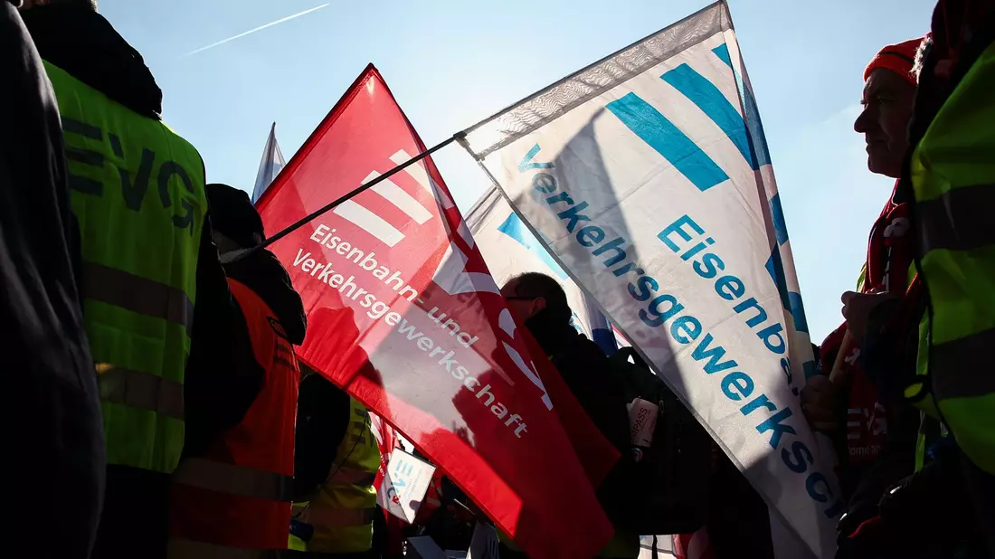 Bahn und EVG verhandeln bereits seit mehreren Tagen. - Bild: Hannes P. Albert/dpa
