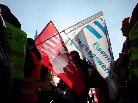 Die EVG kämpft seit Jahren gegen eine mögliche Aufspaltung der Bahn. - Foto: Hannes P. Albert/dpa