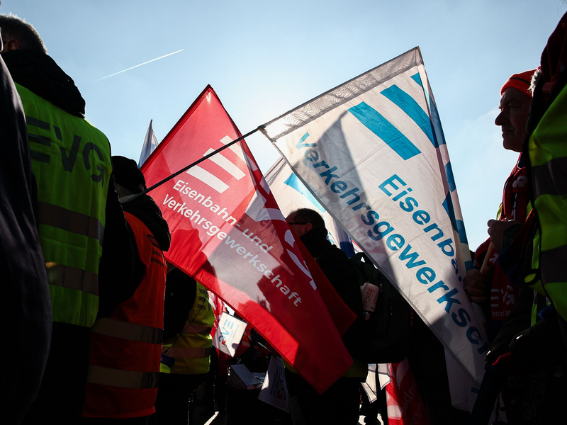 Bahn und EVG haben mehrere Tage am Stück verhandelt. (Archivbild) - Foto: Hannes P. Albert/dpa