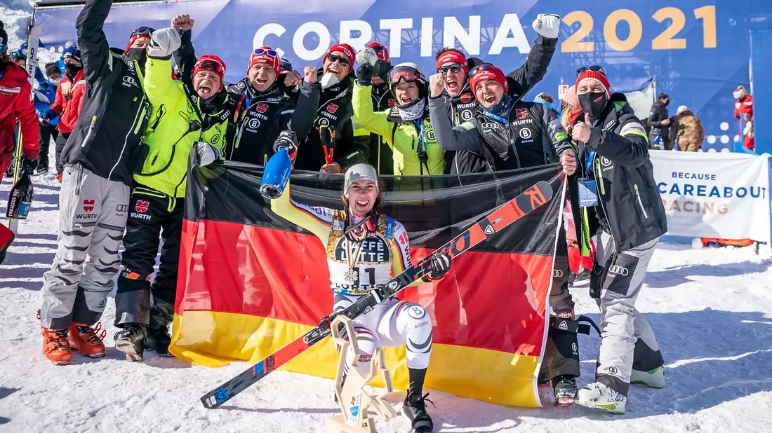 Kira Weidle bejubelt ihr Überraschungs-Silber bei der WM 2021 in Cortina. (Foto Archiv) - Bild: Michael Kappeler/dpa