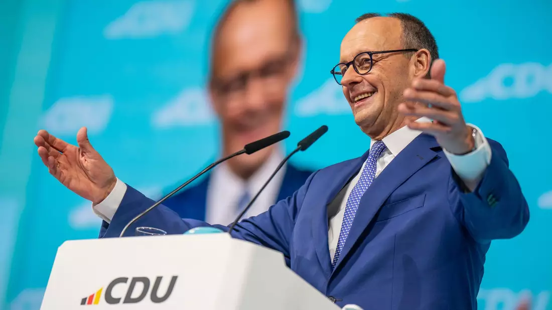 Trotz der teils massiven Kritik an der CDU und Merz persönlich - der Unionskanzlerkandidat fordert seine Partei auf, «den Kurs zu halten». - Bild: Michael Kappeler/dpa