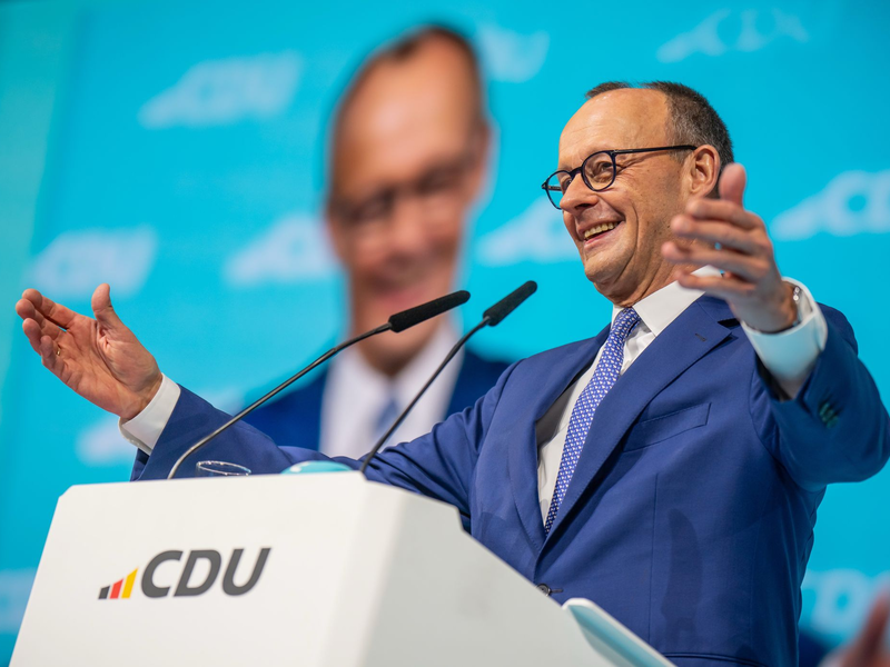 Trotz der teils massiven Kritik an der CDU und Merz persönlich - der Unionskanzlerkandidat fordert seine Partei auf, «den Kurs zu halten». - Foto: Michael Kappeler/dpa