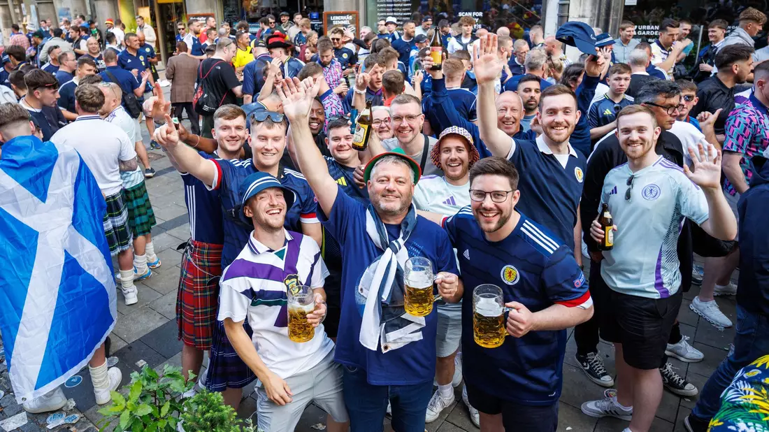 An ihnen lag es nicht: Schottische Fans lassen sich bei der Fußball-EM das Bier schmecken. (Archivbild) - Bild: Matthias Balk/dpa