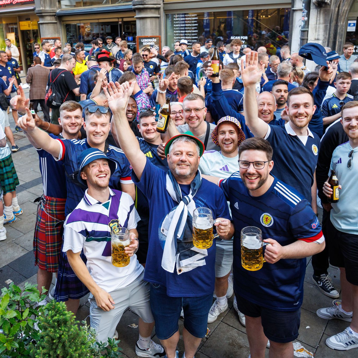 An ihnen lag es nicht: Schottische Fans lassen sich bei der Fußball-EM das Bier schmecken. (Archivbild) - Foto: Matthias Balk/dpa
