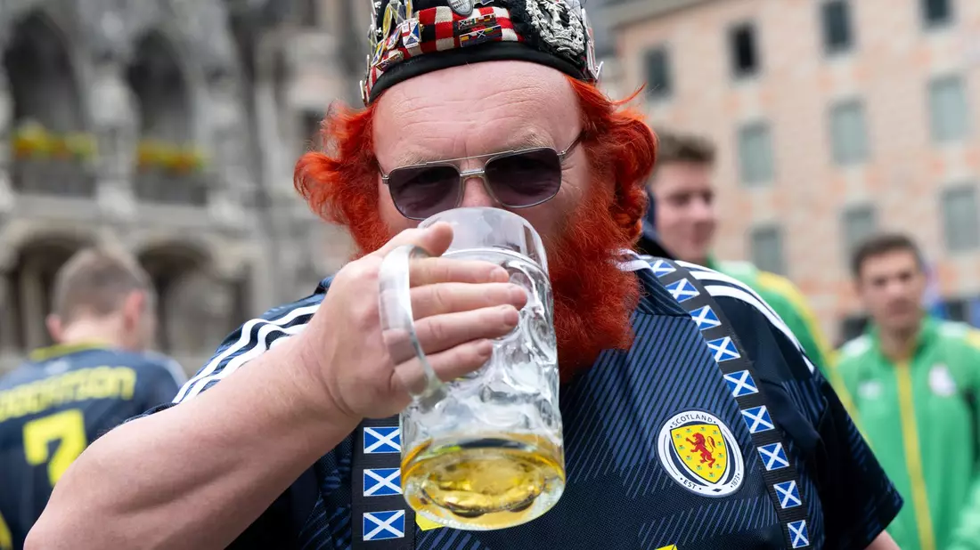 Für viele Brauereien ist das Glas halbleer. (Archivbild) - Bild: Sven Hoppe/dpa