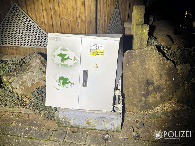 POL-PPWP: Wer hat den Verteilerkasten gerammt? - Foto: presseportal.de