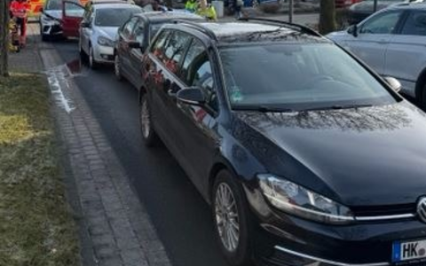 POL-HK: Buchholz (Aller): Unfall fĂŒhrt zur Vollsperrung auf der A 7 (Foto); Soltau: Unfall mit sechs Beteiligten (Foto); Soltau: Unter Drogeneinfluss; Bad Fallingbostel: Mit Baum kollidiert - Foto: presseportal.de POL-HK: Buchholz (Aller): Unfall fĂŒhrt zur Vollsperrung auf der A 7 (Foto); Soltau: Unfall mit sechs Beteiligten (Foto); Soltau: Unter Drogeneinfluss; Bad Fallingbostel: Mit Baum kollidiert - Foto: presseportal.de