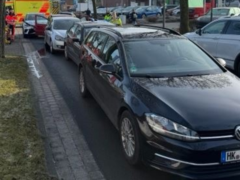 POL-HK: Buchholz (Aller): Unfall führt zur Vollsperrung auf der A 7 (Foto); Soltau: Unfall mit sechs Beteiligten (Foto); Soltau: Unter Drogeneinfluss; Bad Fallingbostel: Mit Baum kollidiert - Foto: presseportal.de