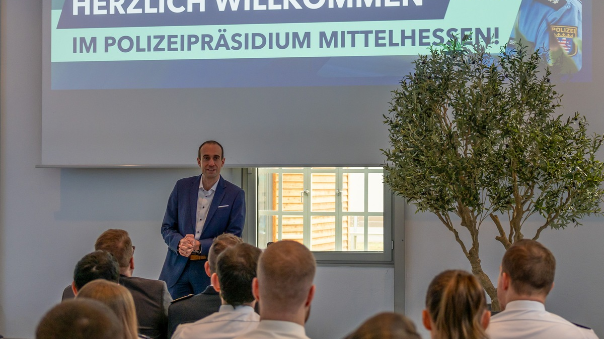 POL-GI: Polizeipräsident Torsten Krückemeier begrüßt neue Kolleginnen und Kollegen - - Foto: presseportal.de