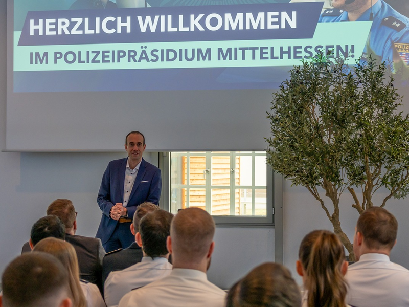 POL-GI: Polizeipräsident Torsten Krückemeier begrüßt neue Kolleginnen und Kollegen - - Foto: presseportal.de