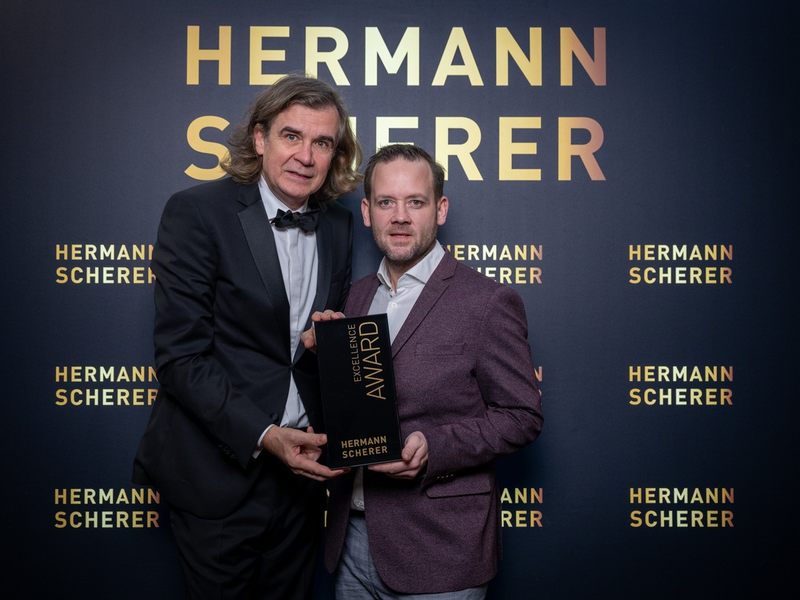 Wenn Worte Brücken bauen: Henrik Lehnhardt triumphiert beim Speaker Slam in Wiesbaden - Foto: presseportal.de