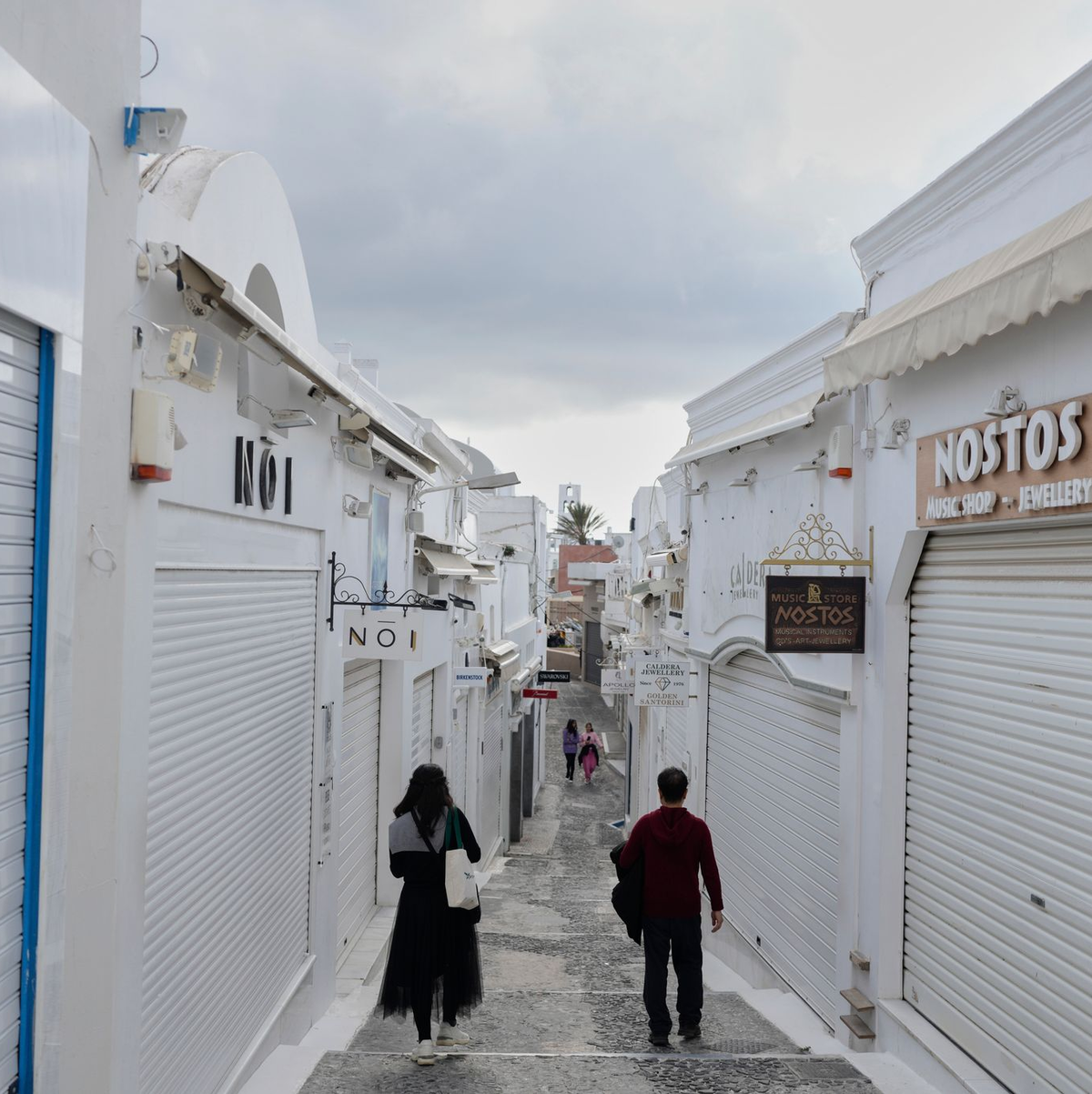 Läden geschlossen, Straßen fast menschenleer: Santorini in Angst. - Foto: Petros Giannakouris/AP/dpa-tmn