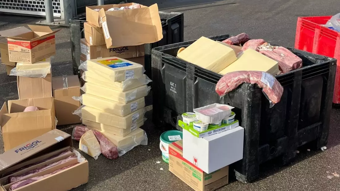 POL-DN: Polizei stoppt Lebensmitteltransporter mit defekter Kühlung - 850 kg Ware entsorgt - Bild: presseportal.de