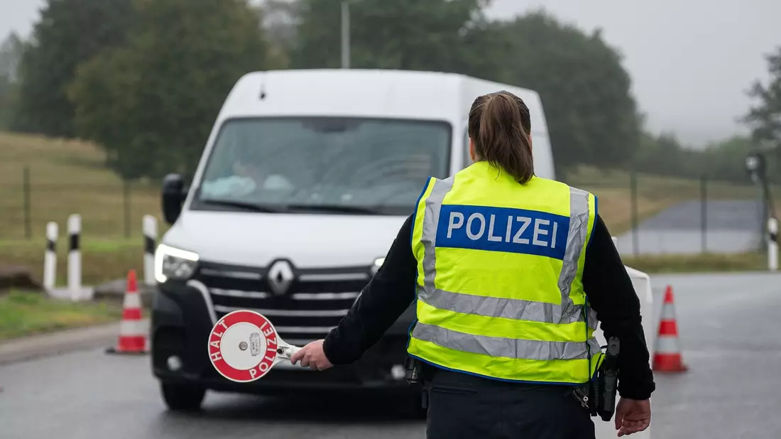 140 Tage nach Start der Grenzkontrollen an allen deutschen Grenzen zieht die Bundespolizei Bilanz. (Archivbild)  - Bild: Paul Glaser/dpa