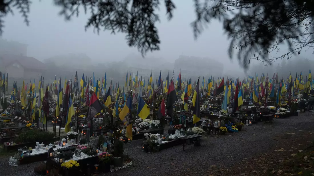Soldatengräber in der Ukraine. UN-Beobachter haben seit dem Sommer deutlich mehr Fälle erfasst, in denen ukrainische Kriegsgefangene getötet wurden. (Symbolbild) - Bild: Mykola Tys/AP/dpa