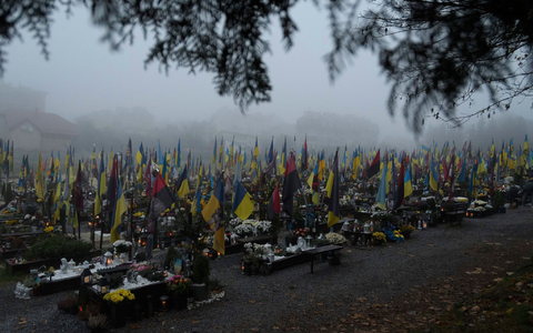Soldatengräber in der Ukraine. UN-Beobachter haben seit dem Sommer deutlich mehr Fälle erfasst, in denen ukrainische Kriegsgefangene getötet wurden. (Symbolbild) - Foto: Mykola Tys/AP/dpa