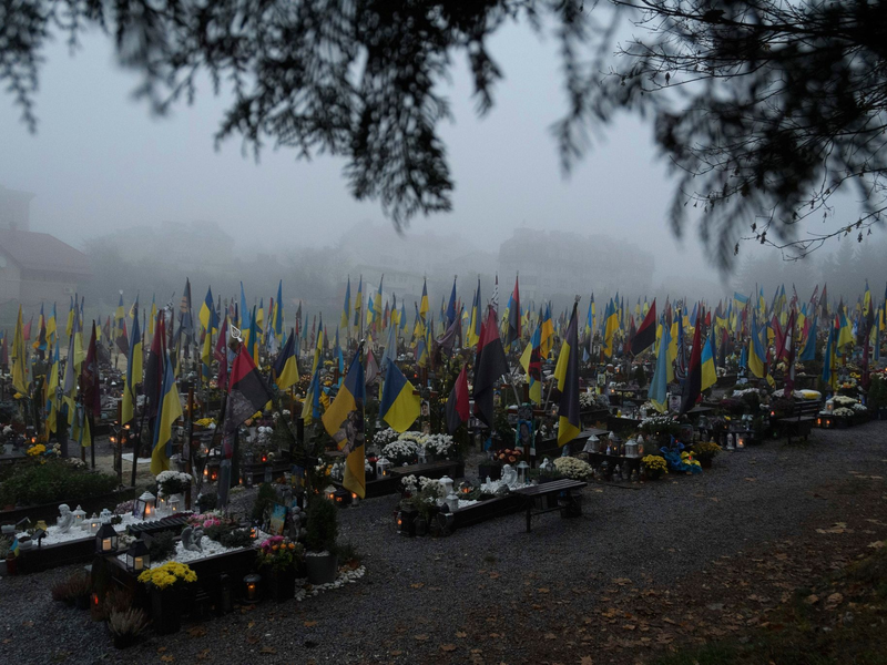 Soldatengräber in der Ukraine. UN-Beobachter haben seit dem Sommer deutlich mehr Fälle erfasst, in denen ukrainische Kriegsgefangene getötet wurden. (Symbolbild) - Foto: Mykola Tys/AP/dpa