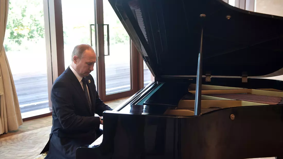 Der russische Präsident Wladimir Putin gibt sich gern als Kulturliebhaber und will nun einen internationalen Schlagerwettbewerb im eigenen Land gründen. (Archivbild)  - Bild: picture alliance / Alexei Nikolsky/POOL SPUTNIK KREMLIN/AP/dpa