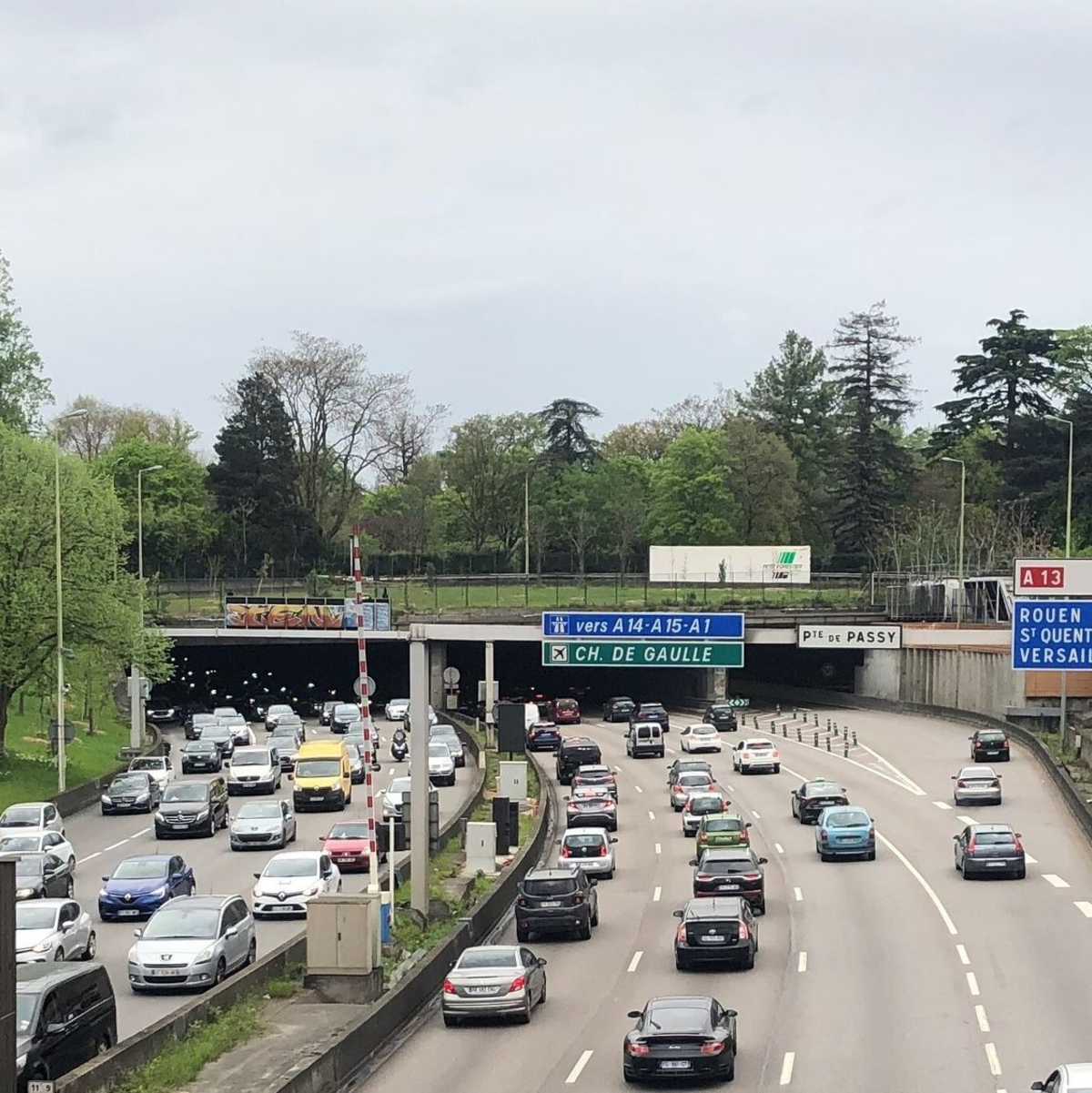 Eine Spur der Périphérique wird im Berufsverkehr für Fahrgemeinschaften, Taxis und Busse reserviert (Archivbild). - Foto: Michael Evers/dpa