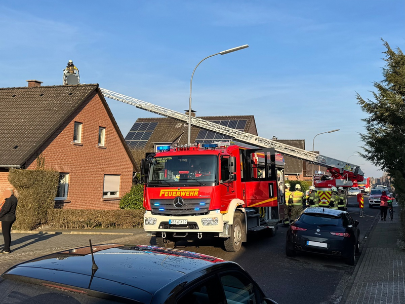 FW Xanten: Türöffnung und Kaminbrand in Xanten - Foto: presseportal.de