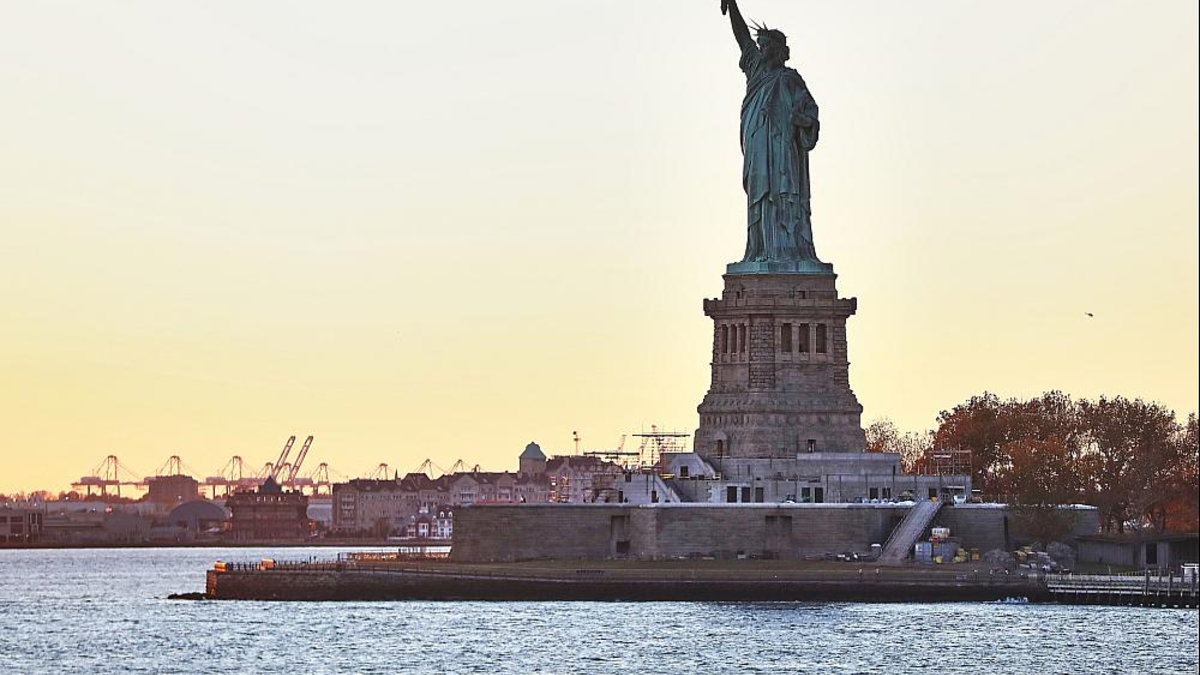 Industrieanlagen, Hafen und Freiheitsstatue (Archiv) - Foto: über dts Nachrichtenagentur