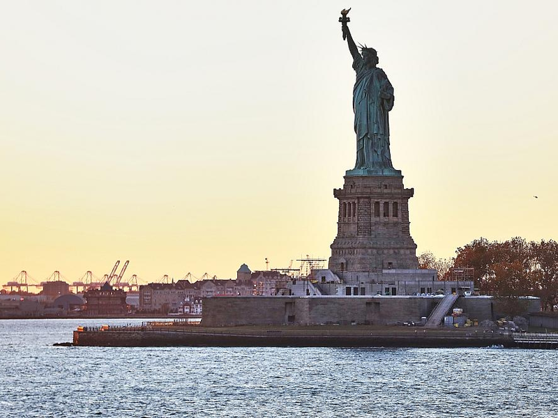 Industrieanlagen, Hafen und Freiheitsstatue (Archiv) - Foto: über dts Nachrichtenagentur