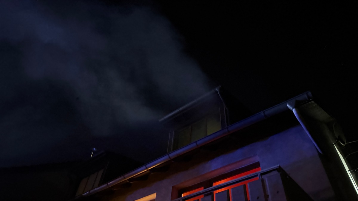 FW-DT: Brand in Reihenendhaus - Zwei Personen betreut - Foto: presseportal.de