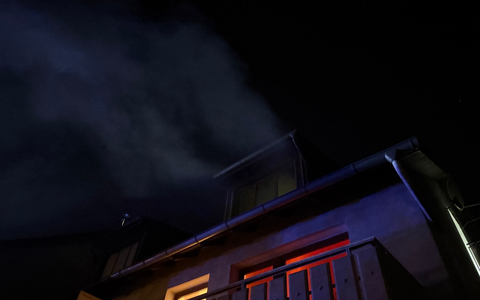 FW-DT: Brand in Reihenendhaus - Zwei Personen betreut - Foto: presseportal.de