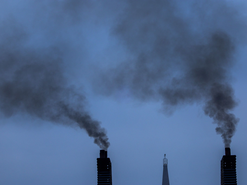 Die CO-Emissionen von Containerschiffen in der EU sind gestiegen. (Symbolbild)  - Foto: Jens Büttner/dpa