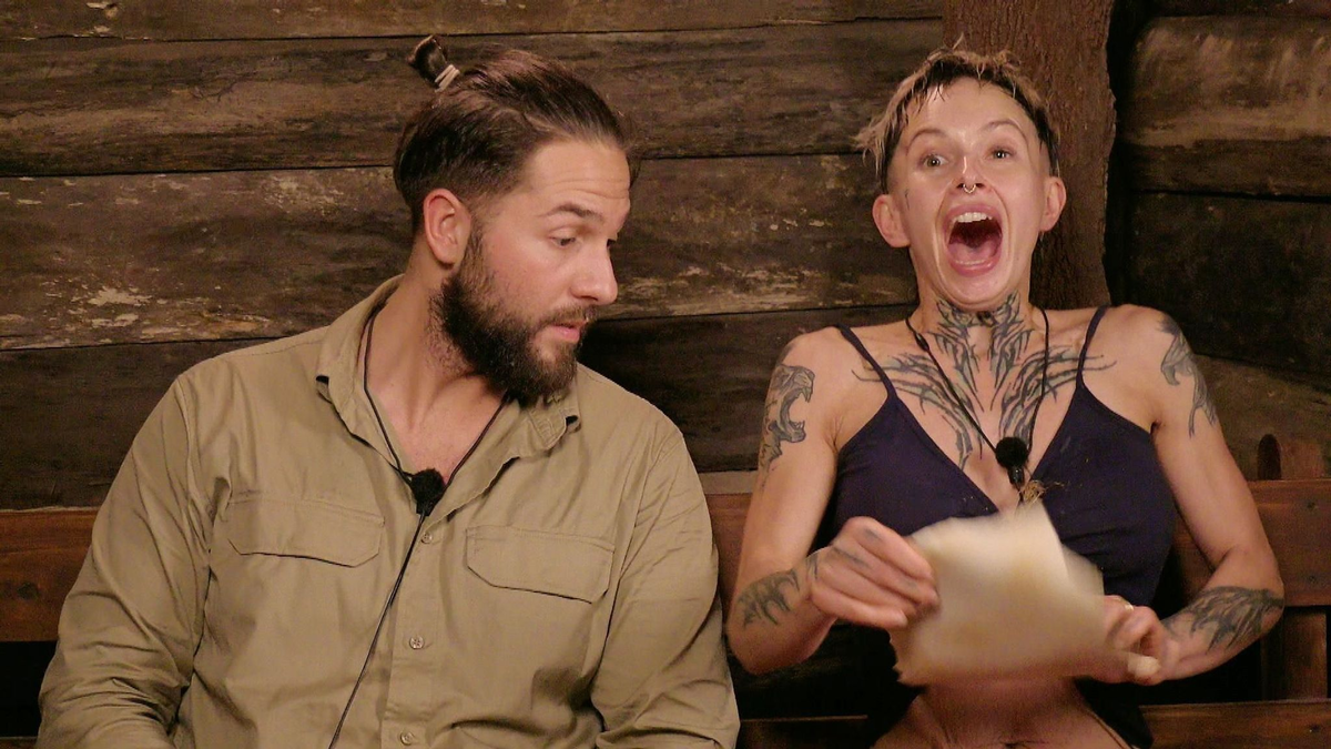Pierre sammelte in einem Tunnel Unterwasser zwei Sterne. - Foto: Folge 18_011/-/dpa