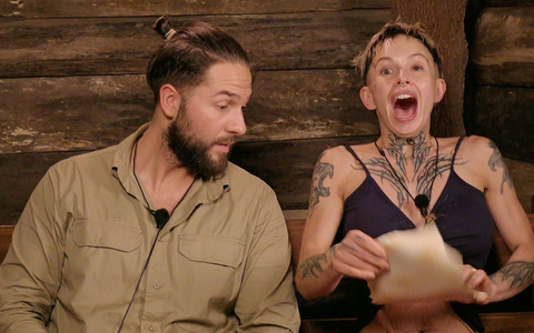 Pierre sammelte in einem Tunnel Unterwasser zwei Sterne. - Foto: Folge 18_011/-/dpa