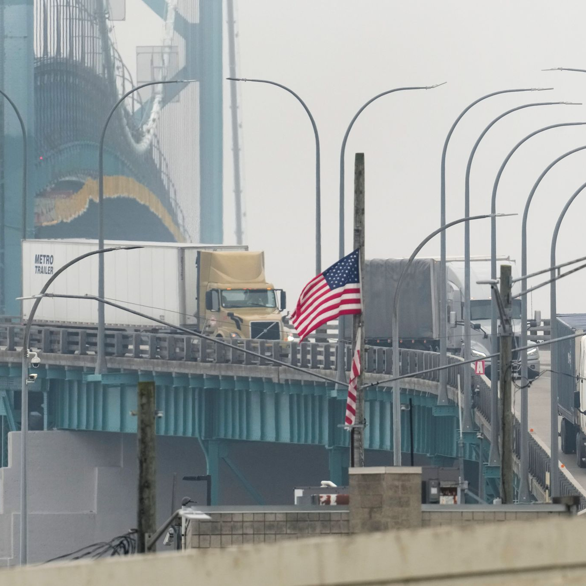 Erstmal läuft der Verkehr über die US-kanadische Grenze weiter wie bisher. (Archivbild) - Foto: Paul Sancya/AP/dpa