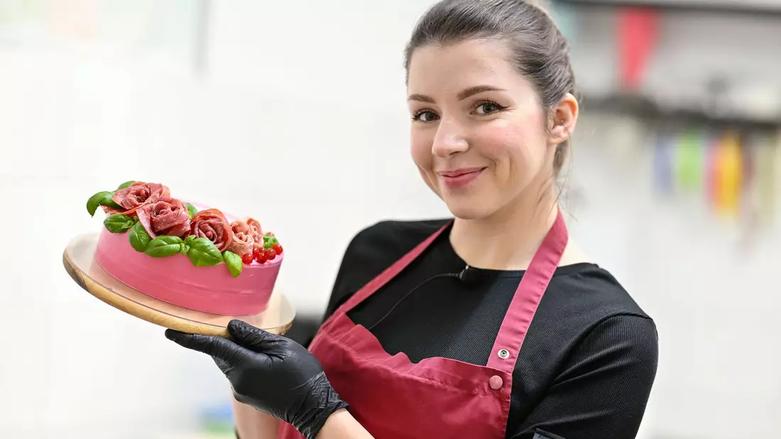 Anna Burkhardt aus Mannheim schafft Wursttorten - auf Wunsch auch mit Salamirosen und Basilikumblättern. - Bild: Uwe Anspach/dpa