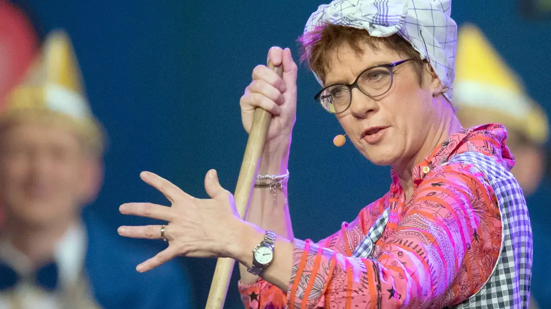 Die Politik bietet noch genug Stoff für Auftritte als Putzfrau Gretel im Karneval, meint Kramp-Karrenbauer, die die Rolle schon oft gespielt hat. (Archivbild) - Bild: Boris Roessler/dpa
