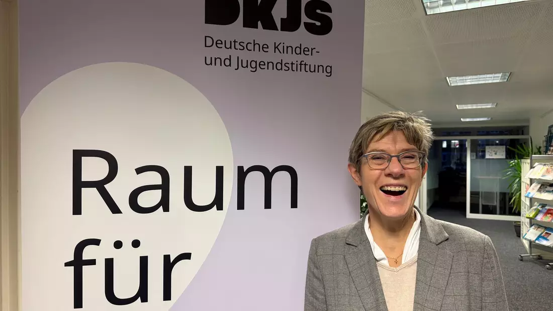 Kramp-Karrenbauer verfolgt nach wie vor die aktuelle Politik. - Bild: Birgit Reichert/dpa