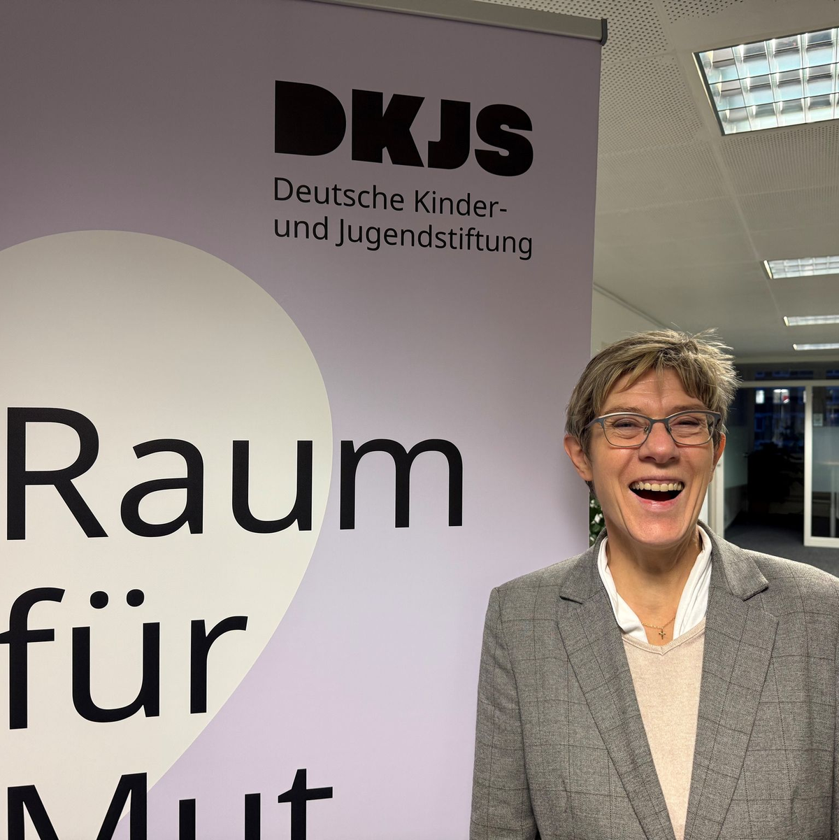 Kramp-Karrenbauer verfolgt nach wie vor die aktuelle Politik. - Foto: Birgit Reichert/dpa