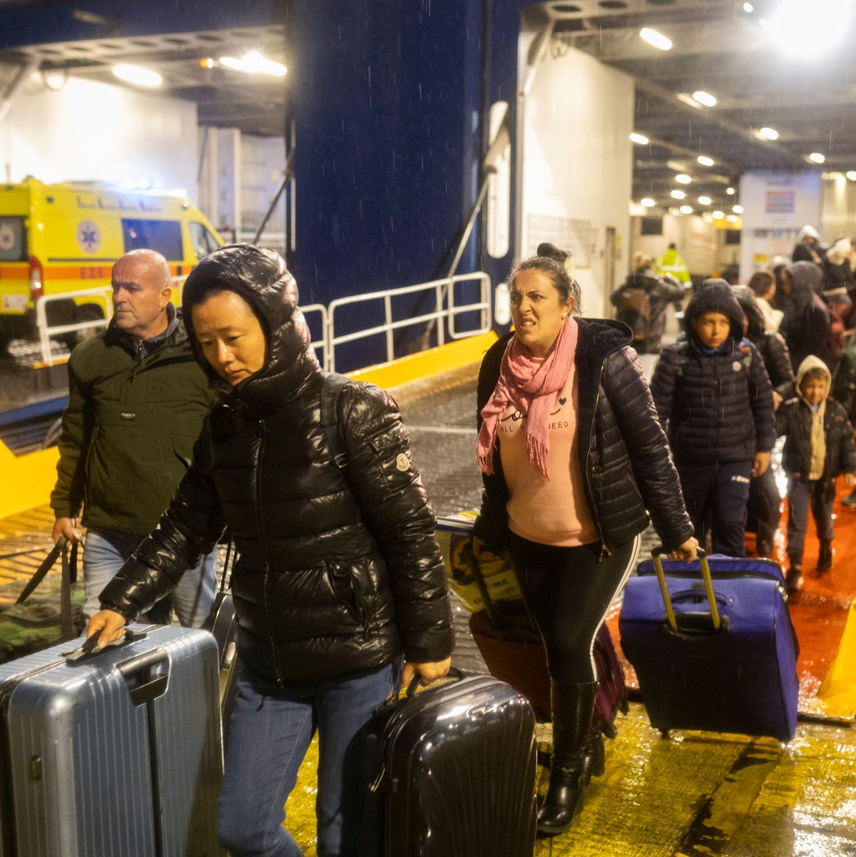 «Ich fühle mich wie ein Flüchtling im eigenen Land», klagte eine Frau auf der Fähre. - Foto: Socrates Baltagiannis/dpa