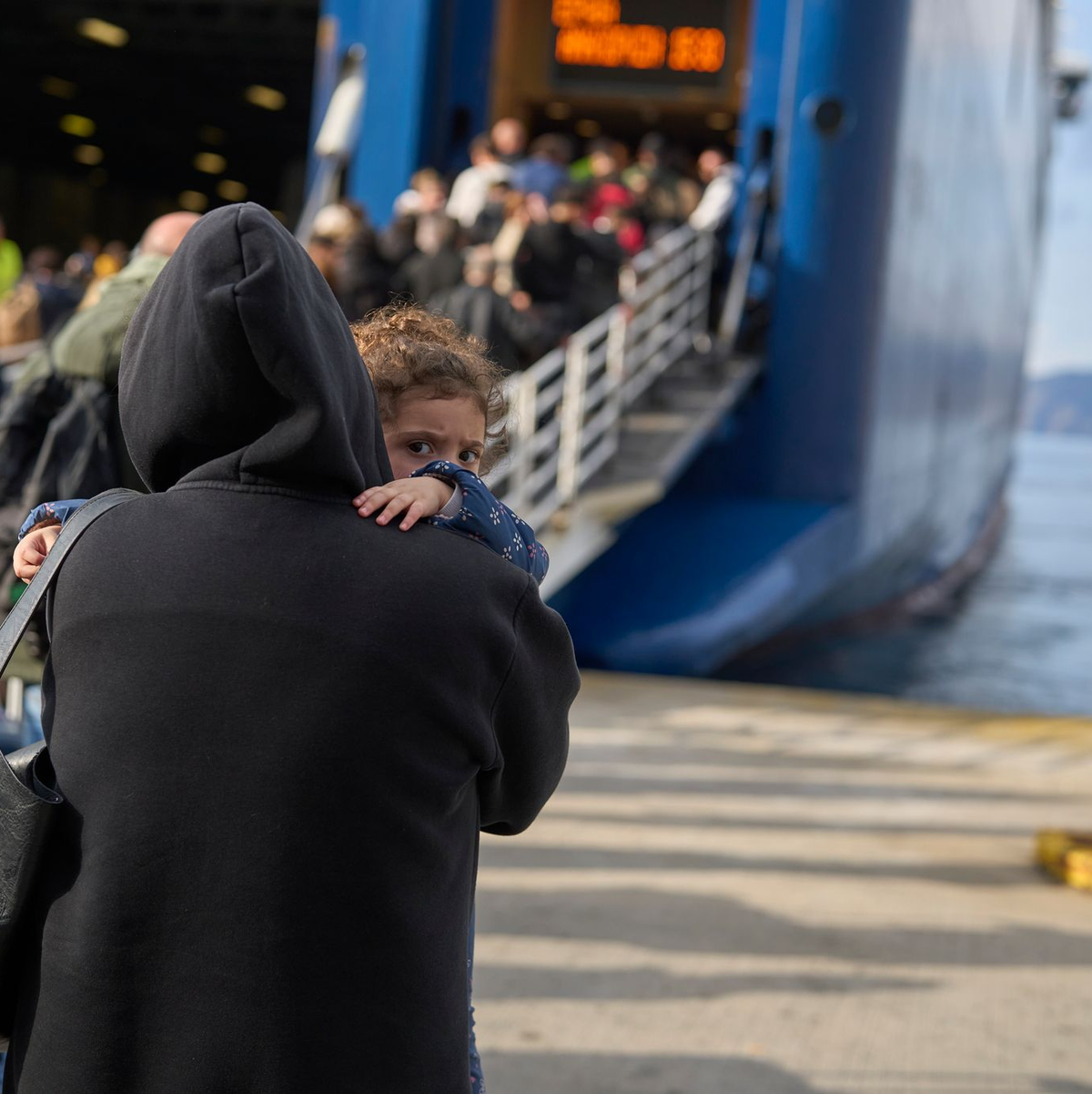 Die Fähren nach Athen sind ausgebucht. - Foto: Petros Giannakouris/AP/dpa