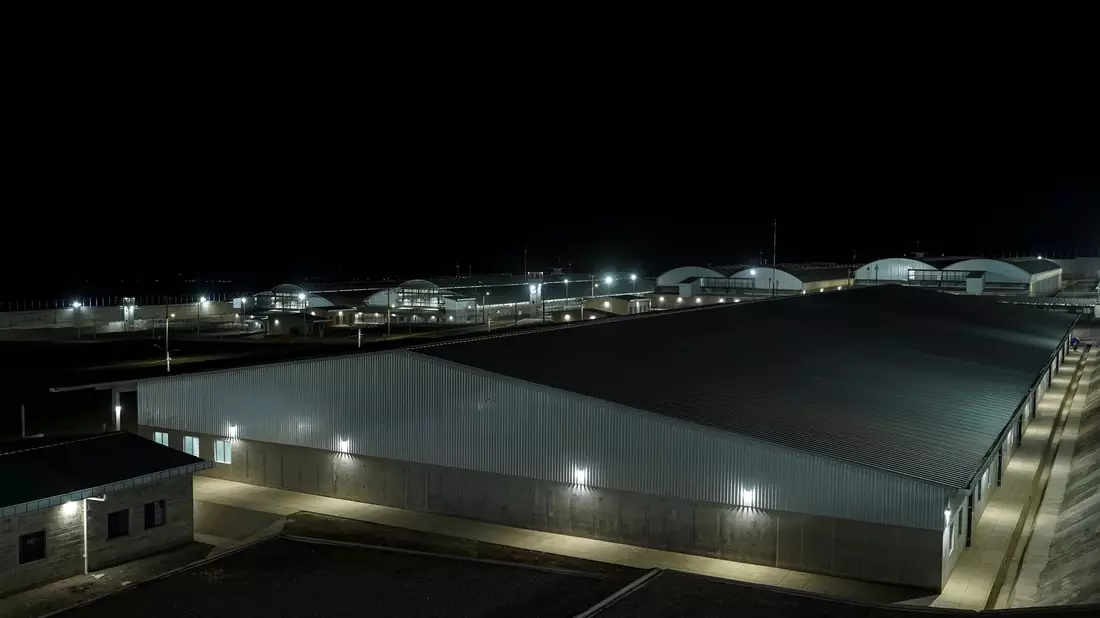 Das Mega-Gefängnis wurde vor zwei Jahren eröffnet. (Archivbild) - Bild: Camilo Freedman/dpa