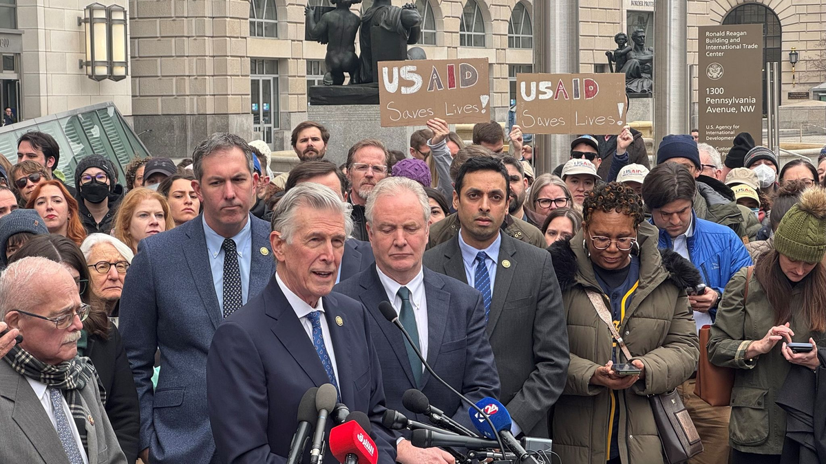 Diese demokratischen Kongressmitglieder durften nach eigener Aussage das USAID-Gebäude am Montag nicht betreten. - Foto: Luzia Geier/dpa