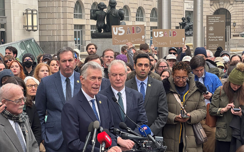 Diese demokratischen Kongressmitglieder durften nach eigener Aussage das USAID-Gebäude am Montag nicht betreten. - Foto: Luzia Geier/dpa Diese demokratischen Kongressmitglieder durften nach eigener Aussage das USAID-Gebäude am Montag nicht betreten. - Foto: Luzia Geier/dpa