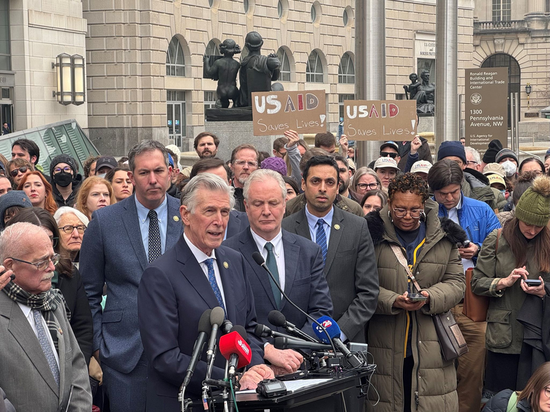 Diese demokratischen Kongressmitglieder durften nach eigener Aussage das USAID-Gebäude am Montag nicht betreten. - Foto: Luzia Geier/dpa