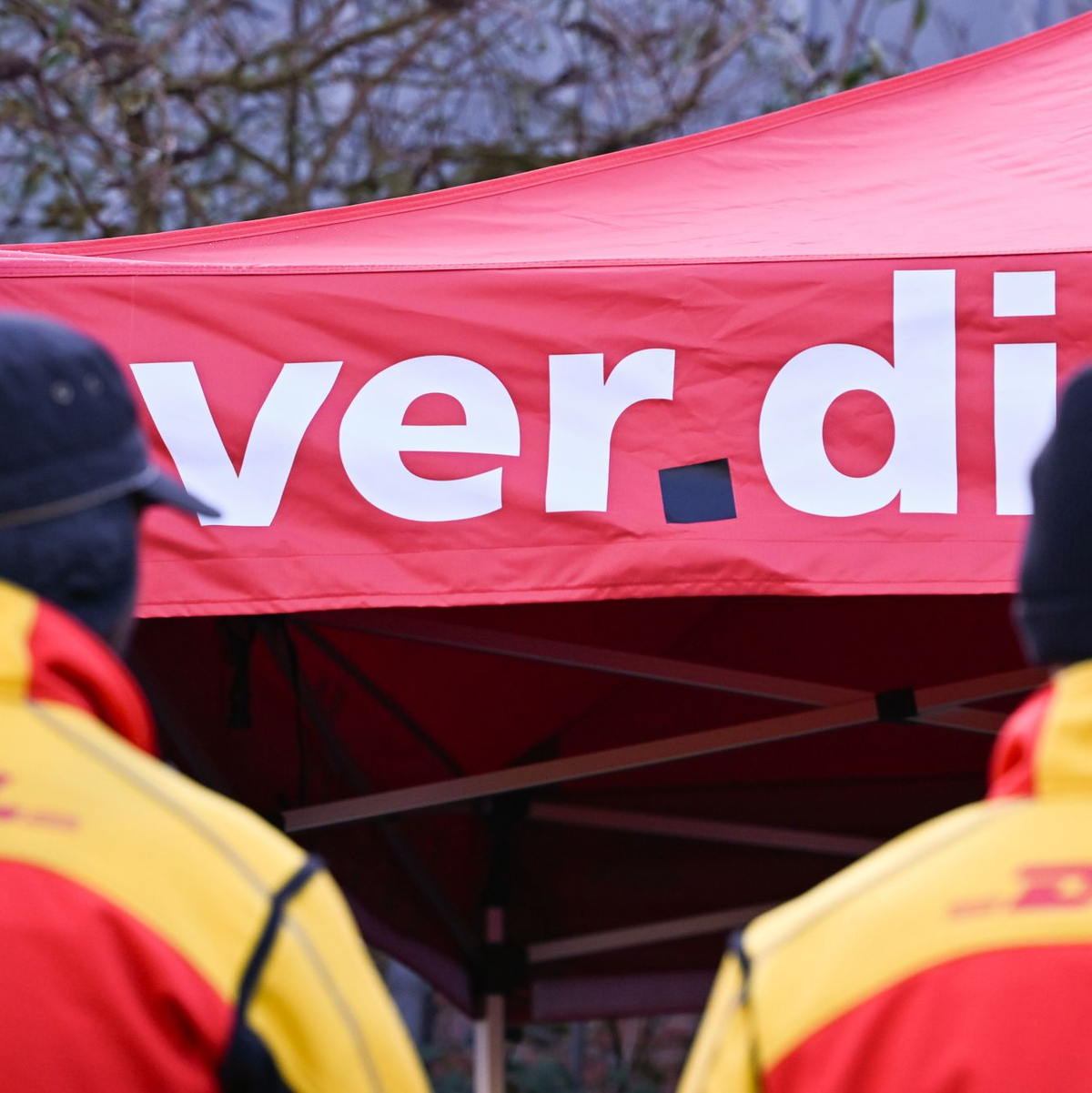 Solche Warnstreik-Zelte vor Post-Standorten dürften bundesweit zu sehen sein. (Archivbild) - Foto: Wolf von Dewitz/dpa