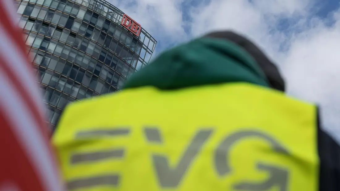 Die Eisenbahn- und Verkehrsgewerkschaft (EVG) und die Deutsche Bahn treffen sich zur zweiten Verhandlungsrunde in Berlin. (Archivbild) - Bild: Hannes P. Albert/dpa